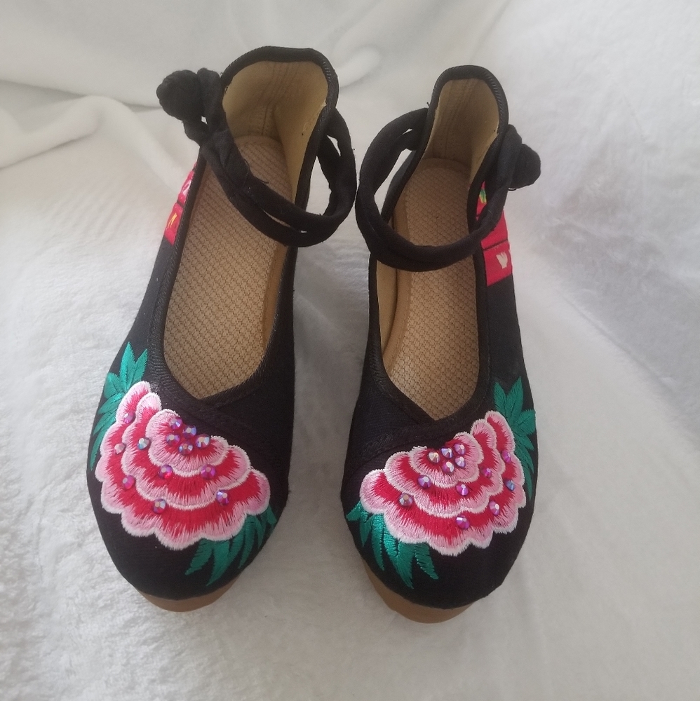 NWOT South american style heels